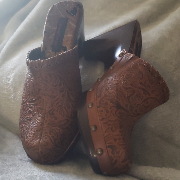 Clogs - Picture 3 of 4